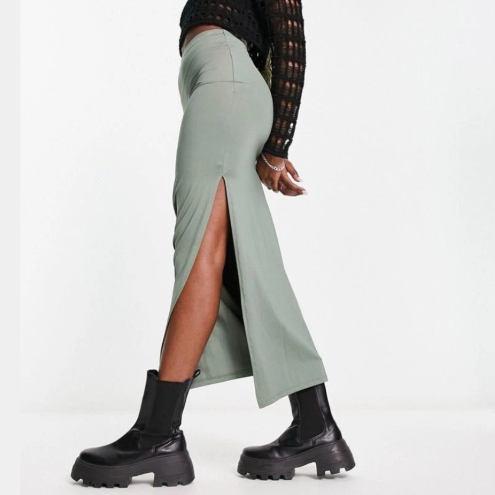 Bershka Ribbed Midi Skirt – Brand New with Tags, Size Medium, NWT